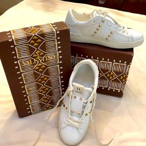 🌸❤️Valentino. USED white Rockstud Sneakers.